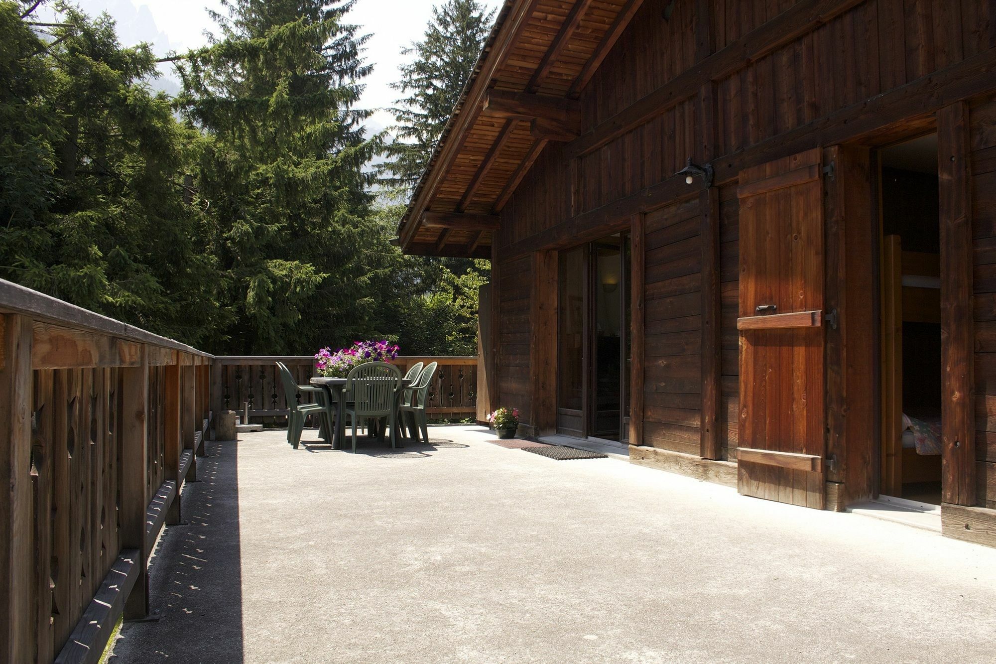With 3 Bedrooms In Chamonix-mont-blanc, With Wonderful Mountain 2* Chamonix